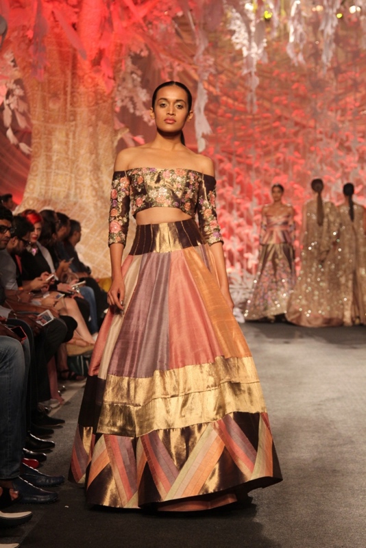 Model in Manish Malhotra's ELEMENTS Collection_LFW8